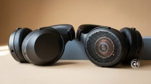 Zwei Over-Ear-Kopfhoerer nebeneinander: links eine geschlossene Aussenschale, rechts ein offenes Wabengitter mit sichtbarem Treiber